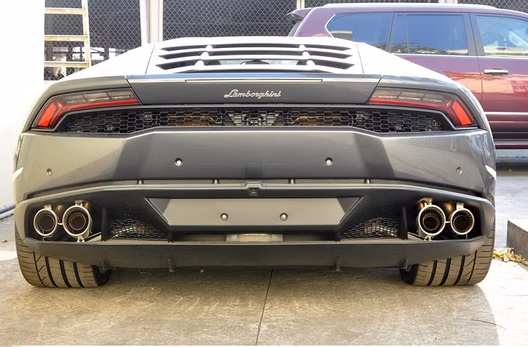 Phía đuôi xe, bốn ống xả phân bổ đều sang hai bên, đèn hậu hẹp, vuốt góc cạnh theo hình khối của xe.