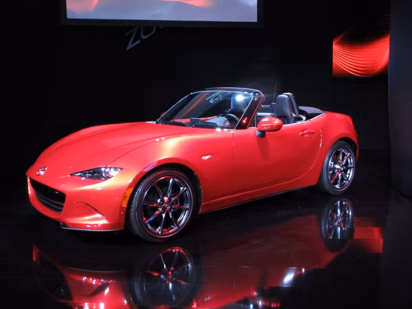 5. 2016 Mazda MX-5 (Miata): Chiếc roadster này có phân bố trọng lượng 50:50 từ trước ra, sử dụng hệ thống treo trước độc lập tay đòn kép và thiết kế multilink ở phía sau. Động cơ 2.0 lít 4 xi lanh gắn thấp trong khung xe, kết hợp với hộp số sàn sáu cấp.