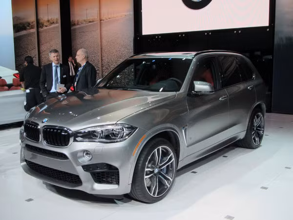 7. 2016 BMW X5 M: Dòng xe này sử dụng động cơ tăng áp đôi 4,4 lít V8, sản sinh 567 mã lực và mô men xoắn 553 lb-ft. Có thể đạt vận tốc 96km/h trong 4 giây. Nhược điểm là giá cả: vào khoảng $100,000.