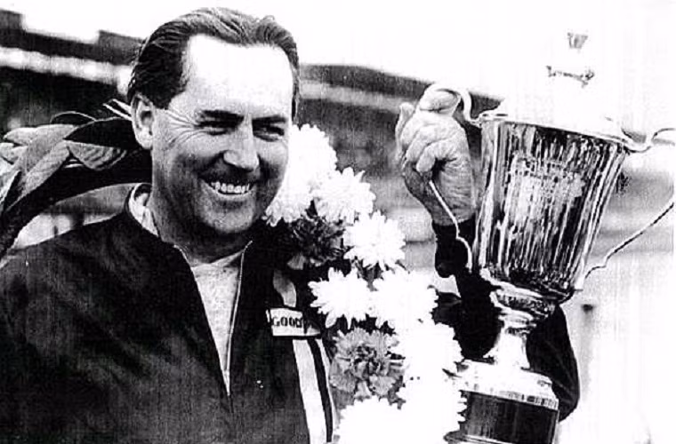 ... Ông đã từng một lần chiến thắng năm 1959 (người Úc đầu tiên vô địch) bằng cách tự đẩy xe qua vạch đích khi xe hết xăng. Một huyền thoại thật sự!