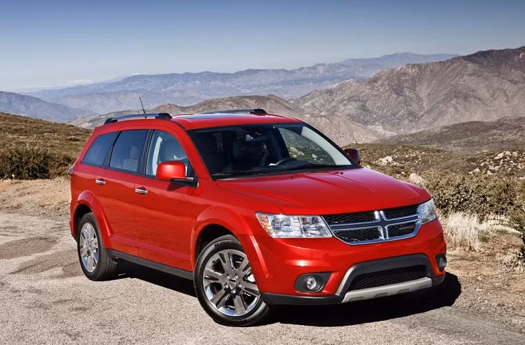 5. 2015 Dodge Journey: có giá $25,890 và 7 chỗ ngồi. Đây là chiếc xe có thể thay thế cho 1 chiếc xe tải nhỏ hoặc 1 crossover lớn. Xe có thêm hàng ghế thứ ba, máy lạnh và máy sưởi lỗ thông hơi phía sau.