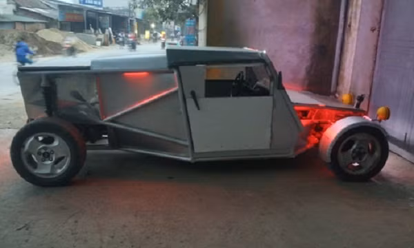  5. Xe hơi tự chế 60 triệu: Mang niềm đam mê với xe hơi nhưng không đủ tiền để sở hữu chiếc xe mới đúng nghĩa, anh Nguyễn Hoành - một người dân ở Hoài Đức (Hà Nội) đã tự chế.