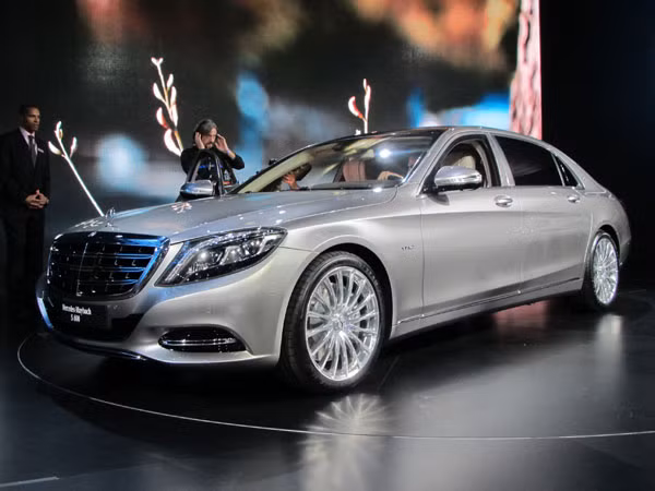 11. Mercedes-Maybach S600: Chiếc xe có giá để cốc làm nóng và làm mát, ghế ottoman giúp đôi chân thoải mái khi ngồi ở ghế sau. Bộ khung dài hơn 8.1 inch so với một chiếc Mercedes hạng S. Dòng xe sử dụng động cơ tăng áp kép V12, 523 mã lực, mô men xoắn 612 lb/ft.