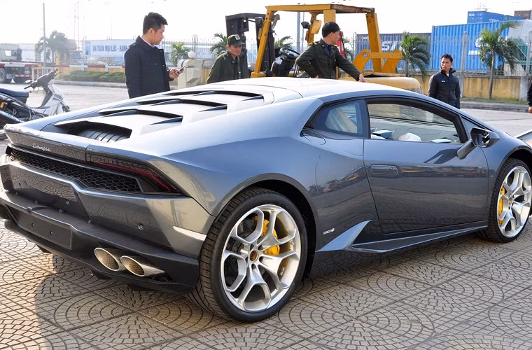 Lamborghini Huracan có thiết kế tổng hình khối giống Gallardo, nhưng mang dáng vẻ từ Aventador. Những đường kẻ lấy cảm hứng từ tinh thể nên chặt chẽ và giàu tính biểu tượng. Xe dùng kiểu cửa ngang bình thường.