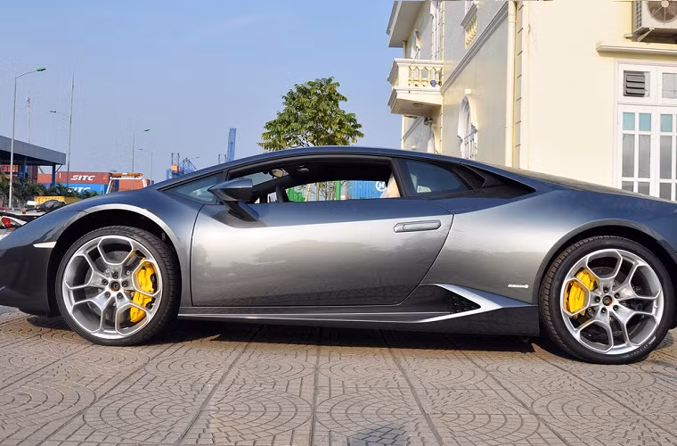 Với trọng lượng 1.422 kg, Huracan tăng tốc từ 0-100 km/h sau 3,2 giây, từ 0-200 km/h sau 9,9 giây. Mức tiêu thụ nhiên liệu 12,5 lít/100 km.