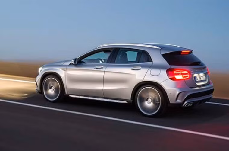 1. Mercedes GLA45 AMG: Chiếc xe này có thiết kế và tính năng được tạo ra bởi các kỹ sư không hề có kinh nghiệm làm việc. Một bước hụt nặng cho AMG và GLA.