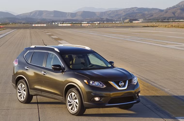 4. 2015 Nissan Rogue: có giá $24,865 và sức chứa 7 người. Nissan Rogue là một chiếc crossover tiết kiệm nhiên liệu tương đối nhỏ gọn.