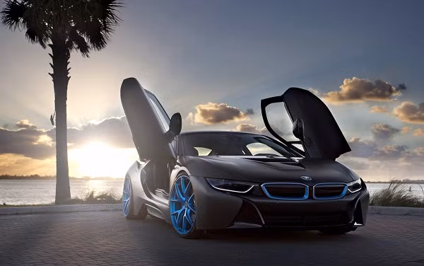 BMW i8 có kiểu mở tung cánh như nhiều mẫu siêu xe và đương nhiên có giá không hề rẻ. Tuy nhiên, nếu liệt kê những công nghệ trên xe có thể thấy giá thành là hoàn toàn hợp lý.