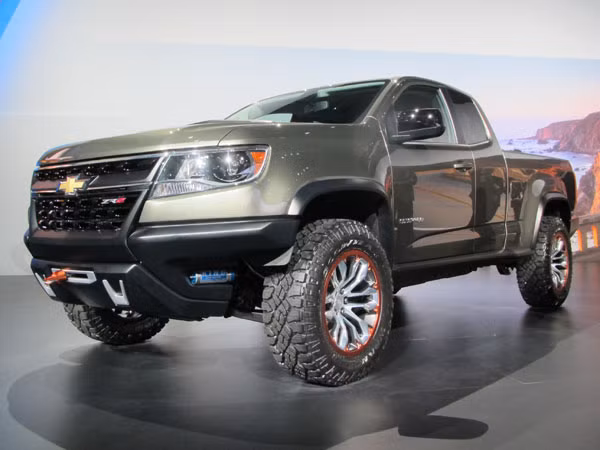 16. Chevrolet Colorado ZR2 Concept: Ý tưởng dựa trên tiêu chuẩn của dòng Colorado, rộng hơn 4 inch, cao hơn 2 inch, cho phép dễ dàng đi lên địa hình dốc,... được thừa hưởng lốp từ dòng 275/65R18 (khóa điện tử trước và sau). Khác biệt là ổ đĩa bốn bánh.