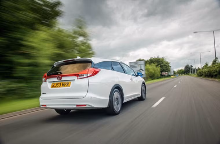  3. Honda Civic Toure: Hệ thống treo của xe này chỉ có thể được điều chỉnh qua trục sau là một ý tưởng ngu ngốc, nó khiến việc lái xe hết sức khó khăn.