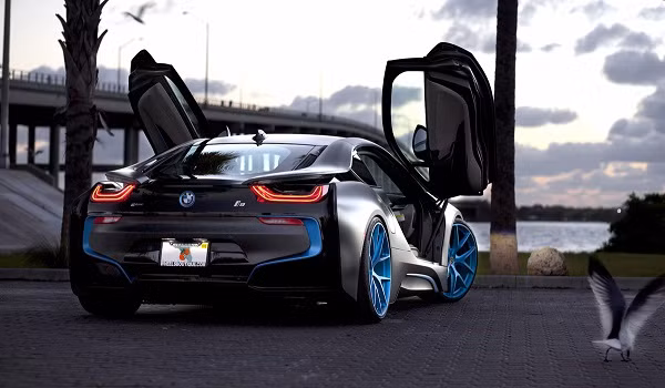 Một lượng lớn tính năng thuộc lĩnh vực công nghệ cao được trang bị sẵn trên i8, trong khi nhiều mẫu xe khác phải trả thêm tiền cho từng tùy chọn.