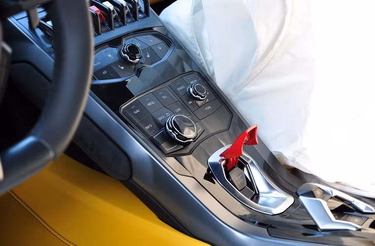 Bảng điều khiển trung tâm với giao diện Lamborghini gọi là "Giao diện người-máy".