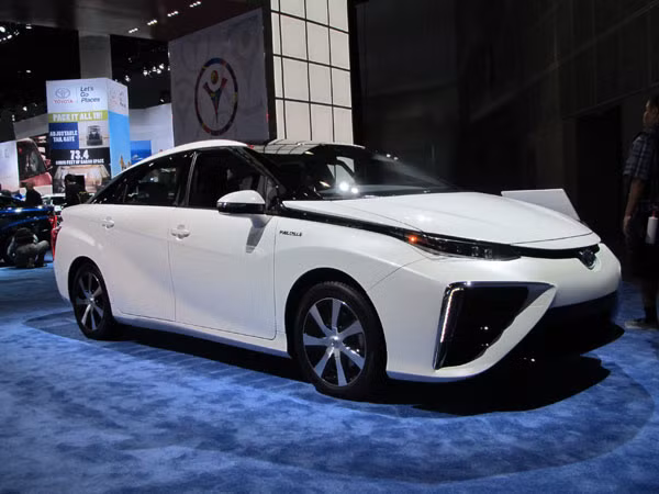 12. 2016 Toyota Mirai: Dòng xe sử dụng một hệ thống pin hydro tạo 153 mã lực và cho phép tăng tốc từ 0 lên 96km/h trong 9 giây. Mirai có thể đi được 300 dặm với một bình nhiên liệu hydro và chỉ mất 5 phút để nạp thêm. Chiếc xe cũng có thể trở thành một máy phát điện di động. Giá chiếc xe nằm vào khoảng $57.500.