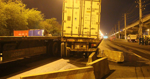 Sau khi xảy ra va chạm giữa 2 xe đầu kéo container trên XLHN...