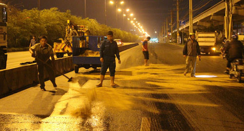 Hiện trường ngổn ngang kính chắn gió bể nát, dầu nhớt chảy tràn lan trên đường.