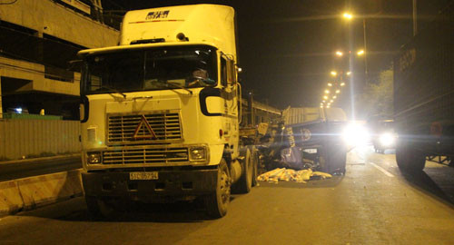 Hiện trường vụ tai nạn ở cửa ngõ TP HCM rạng sáng nay 20/4.