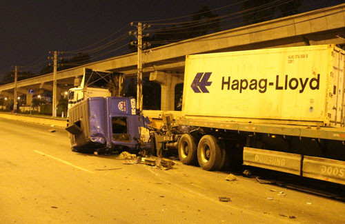 Một xe đầu kéo container gãy đầu xe và lật nhào trên đường khiến nhiều người một phen khiếp sợ.