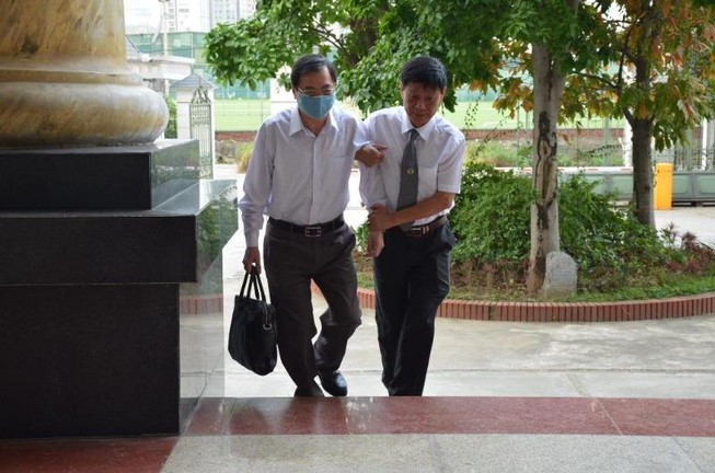 Cuu Bo truong Vu Huy Hoang phai diu den toa, suc khoe the nao?