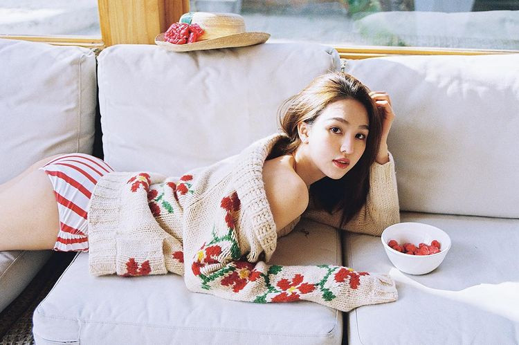 Crissie Lee (sinh năm 1993) là người đẹp quen mặt trên các diễn đàn hot girl và trang tin Trung Quốc. Cô được chú ý nhờ có gương mặt trẻ trung, vóc dáng gợi cảm.