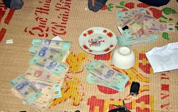  Cách chức Chủ tịch xã đánh bạc trong mùa dịch COVID-19: Ngày 20/4/2020, xuất hiện video ông Phạm Đại Dũng Chủ tịch UBND xã Hương Lâm (huyện Hương Khê, tỉnh Hà Tĩnh) đang ngồi bên chiếu bạc với nhiều đối tượng khác. Những đối tượng đánh bạc, sát phạt nhau bằng hình thức “giật liêng”. Thời điểm bị ghi đoạn video đang thực hiện chỉ thị 16 của thủ tướng, cao điểm chống dịch COVID-19. Ngày 21-5, UBND huyện Hương Khê đã cách chức ông Dũng.