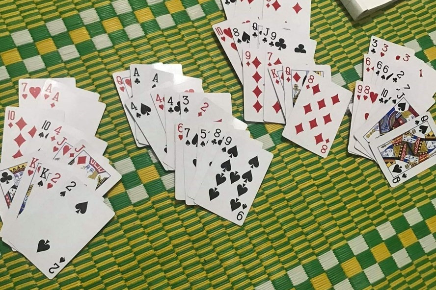  3 cán bộ và 2 chủ doanh nghiệp đánh bạc: Ngày 5/4, VKSND tỉnh Quảng Trị đã khởi tố vụ án, khởi tố 5 bị can để điều tra về hành vi đánh bạc. Trong số 5 đối tượng bị khởi tố, có 3 cán bộ công tác tại huyện Đakrông là ông Dương Vinh - Trưởng phòng LĐTB&amp;XH huyện Đakrông; ông Hồ Công Kha - cán bộ Thanh tra huyện; ông Phan Tư Dĩnh - Phó Chi cục trưởng Chi cục thuế huyện Đakrông. Sự việc đánh bạc xảy ra ngày mùng 9 Tết Nguyên đán 2021 (tức 20/2).