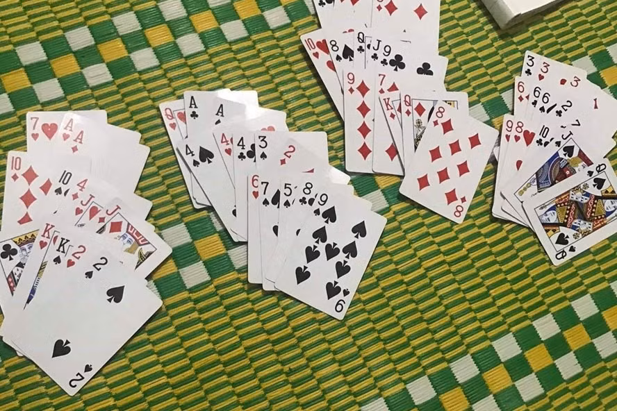  3 cán bộ và 2 chủ doanh nghiệp đánh bạc: Ngày 5/4, VKSND tỉnh Quảng Trị đã khởi tố vụ án, khởi tố 5 bị can để điều tra về hành vi đánh bạc. Trong số 5 đối tượng bị khởi tố, có 3 cán bộ công tác tại huyện Đakrông là ông Dương Vinh - Trưởng phòng LĐTB&amp;XH huyện Đakrông; ông Hồ Công Kha - cán bộ Thanh tra huyện; ông Phan Tư Dĩnh - Phó Chi cục trưởng Chi cục thuế huyện Đakrông. Sự việc đánh bạc xảy ra ngày mùng 9 Tết Nguyên đán 2021 (tức 20/2).