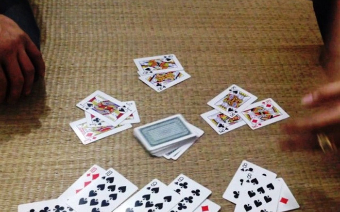  Chủ tịch xã bị cách chức vì đánh bạc: Ngày 22/9/2020, UBND Thị xã Long Mỹ, Hậu Giang có quyết định thi hành kỷ luật đối với ông N.T.S, Chủ tịch UBND xã Long Trị. Ông S. cách hết các chức vụ trong Đảng do vi phạm những điều Đảng viên không được làm. Trước đó, ông S. đánh bạc ăn thua bằng tiền trên địa bàn xã và bị công an bắt quả tang, lập biên bản.