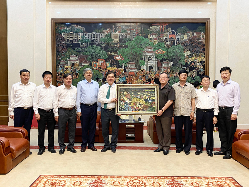 Chu tich Phan Xuan Dung tham va lam viec voi Tinh uy Hung Yen-Hinh-4