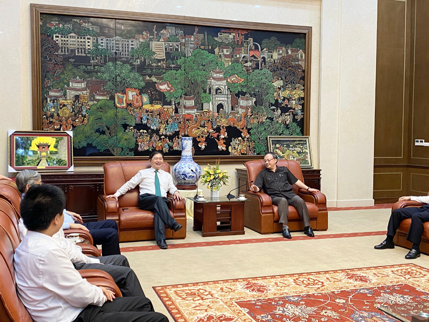 Chu tich Phan Xuan Dung tham va lam viec voi Tinh uy Hung Yen