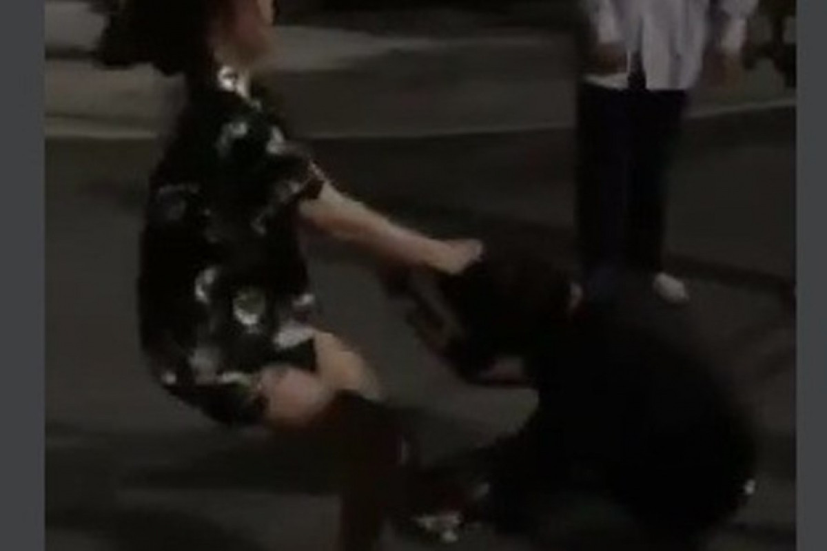  Xác minh, làm rõ nhóm nữ sinh hành hung bạn học giữa phố: Tối 28/4, mạng xã hội lan truyền hình ảnh một nữ sinh (được cho là học sinh Trường THPT Hồng Bàng) bị một nhóm nữ sinh hành hung tại quận Hồng Bàng, TP Hải Phòng. Đoạn clip dài 16 giây ghi lại cảnh nhóm nữ sinh này văng tục và túm tóc, kéo lê, đấm đá nạn nhân bất chấp sự căn ngăn của 1 nam sinh. Ngày 29/4, Công an quận Hồng Bàng cho biết đang xác minh làm rõ. 