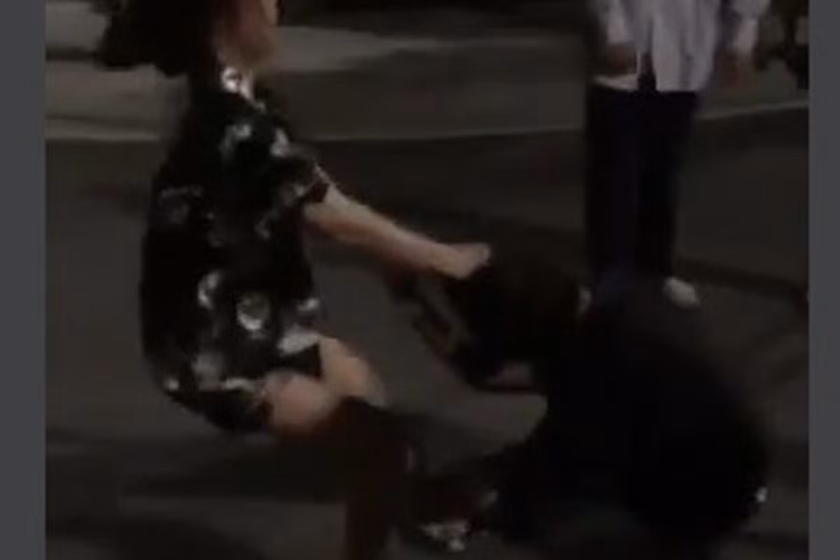  Xác minh, làm rõ nhóm nữ sinh hành hung bạn học giữa phố: Tối 28/4, mạng xã hội lan truyền hình ảnh một nữ sinh (được cho là học sinh Trường THPT Hồng Bàng) bị một nhóm nữ sinh hành hung tại quận Hồng Bàng, TP Hải Phòng. Đoạn clip dài 16 giây ghi lại cảnh nhóm nữ sinh này văng tục và túm tóc, kéo lê, đấm đá nạn nhân bất chấp sự căn ngăn của 1 nam sinh. Ngày 29/4, Công an quận Hồng Bàng cho biết đang xác minh làm rõ. 