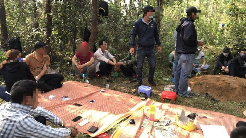  Bắt quả tang sới bạc “núp” trong nghĩa địa: Ngày 29/4, Công an huyện Bình Sơn (tỉnh Quảng Ngãi) cho biết vừa bắt quả tang 16 đối tượng đang đánh bạc dưới hình thức xóc đĩa tại khu vực đồi dương liễu, thuộc nghĩa địa Gành Cả (xã Bình Châu, huyện Bình Sơn). Tại hiện trường, Công an thu giữ tang vật gồm hơn 90 triệu đồng cùng nhiều dụng cụ sử dụng cho việc đánh bạc, tạm giữ trên người các đối tượng hơn 200 triệu đồng. 