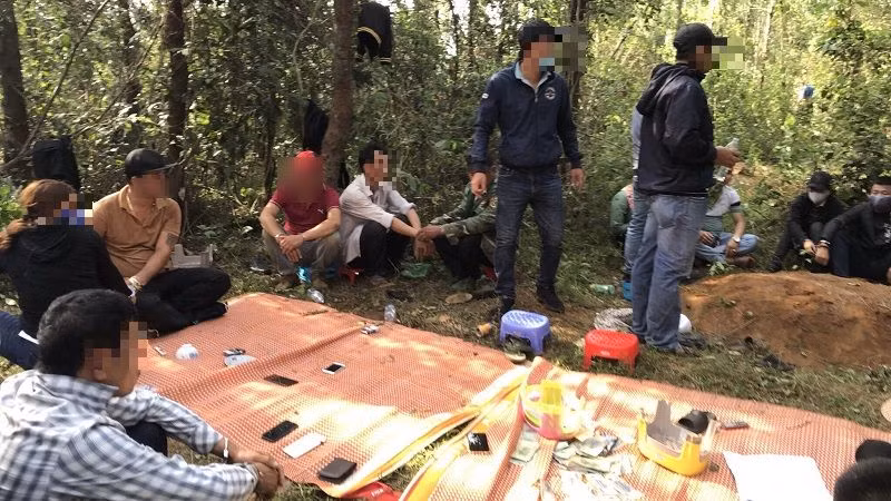  Bắt quả tang sới bạc “núp” trong nghĩa địa: Ngày 29/4, Công an huyện Bình Sơn (tỉnh Quảng Ngãi) cho biết vừa bắt quả tang 16 đối tượng đang đánh bạc dưới hình thức xóc đĩa tại khu vực đồi dương liễu, thuộc nghĩa địa Gành Cả (xã Bình Châu, huyện Bình Sơn). Tại hiện trường, Công an thu giữ tang vật gồm hơn 90 triệu đồng cùng nhiều dụng cụ sử dụng cho việc đánh bạc, tạm giữ trên người các đối tượng hơn 200 triệu đồng. 