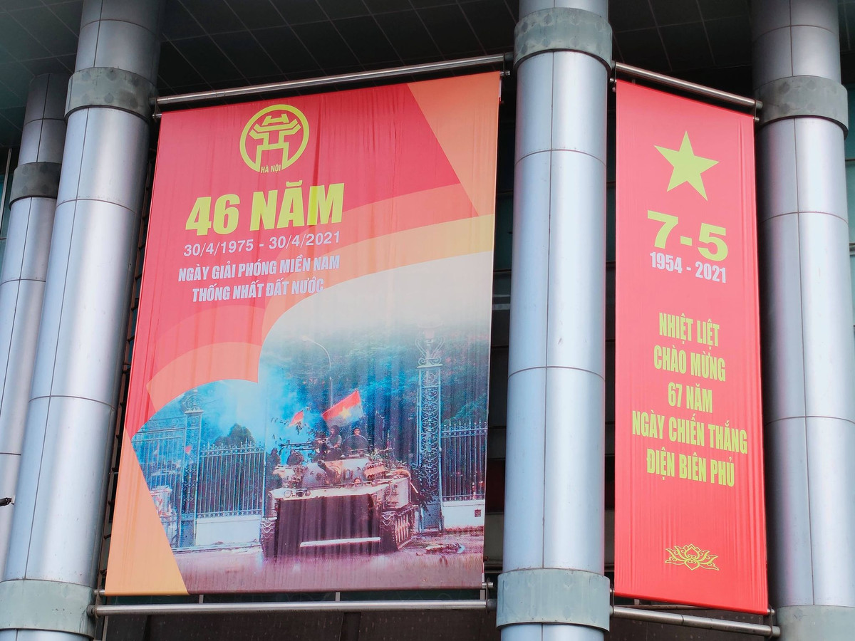 Những ngày này, ngoài Quốc kỳ, hàng loạt những khẩu hiệu, biểu ngữ được treo trên các tuyến phố cũng tạo nên vẻ đẹp rực rỡ cho Thủ đô ngàn năm văn hiến.