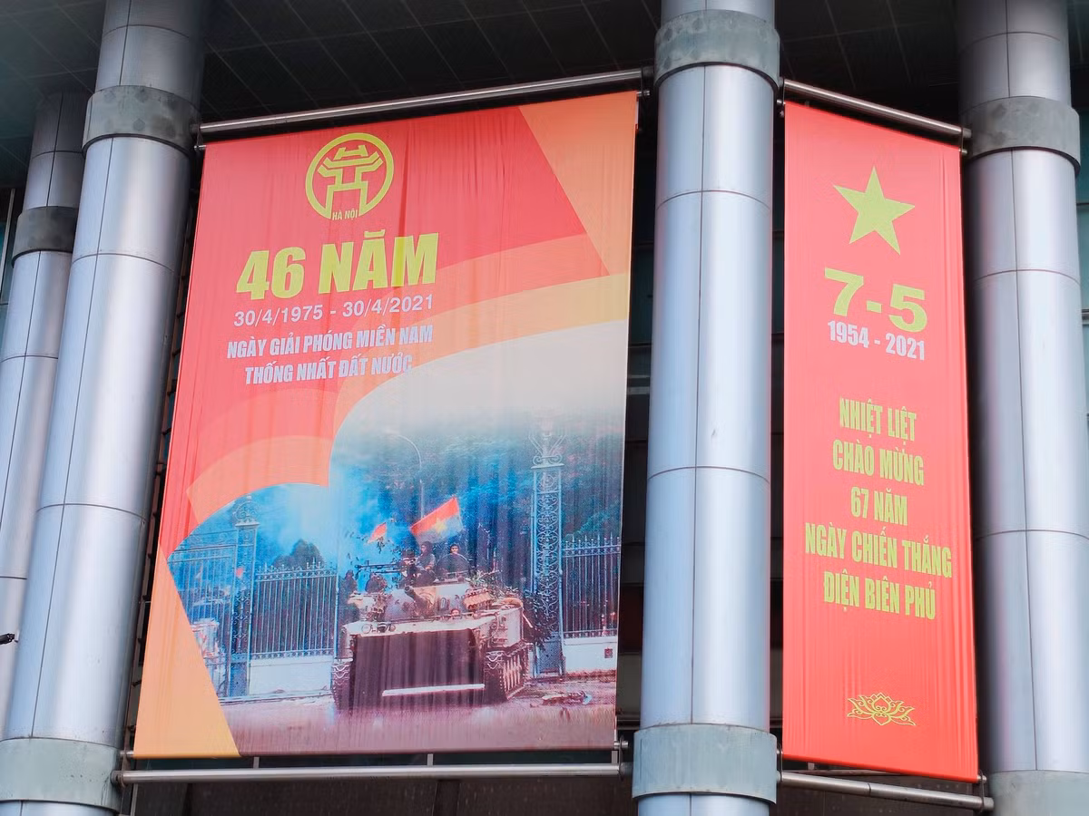 Những ngày này, ngoài Quốc kỳ, hàng loạt những khẩu hiệu, biểu ngữ được treo trên các tuyến phố cũng tạo nên vẻ đẹp rực rỡ cho Thủ đô ngàn năm văn hiến.