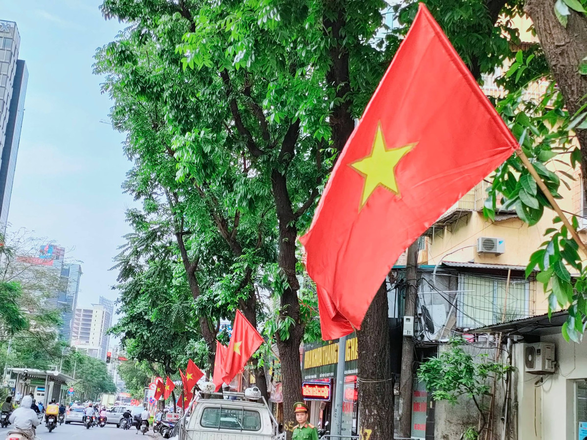 Lá cờ đỏ sao vàng tung bay phấp phới khiến lòng người xôn xao. 