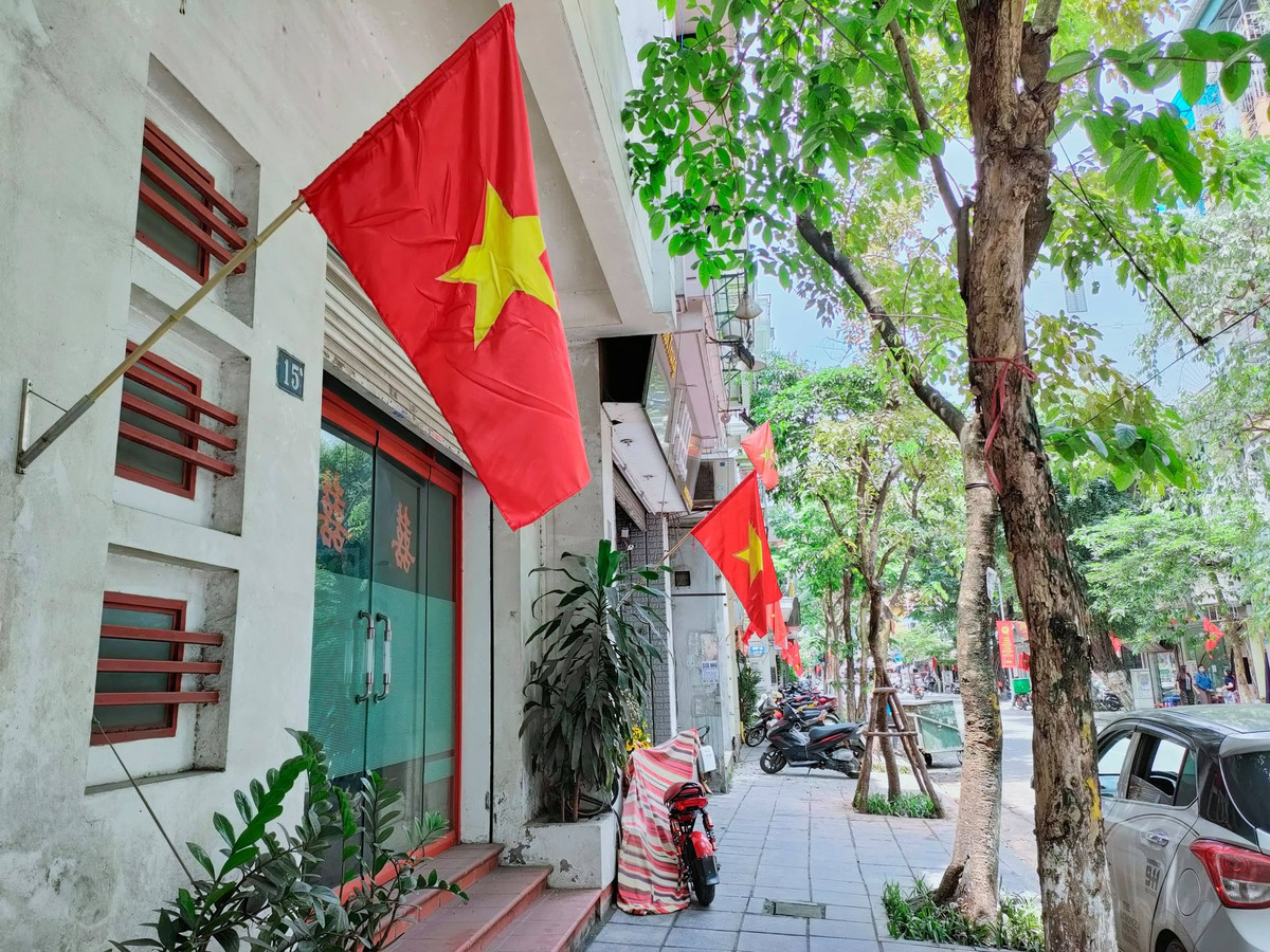 Đây là ngày lễ lớn của dân tộc, nhân viên của tất cả các cơ quan đoàn thể được nghỉ làm việc. 