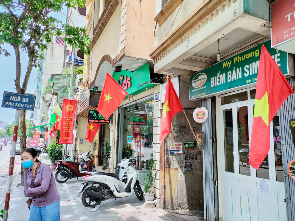 Ngày kỷ niệm 46 năm Ngày Giải phóng miền Nam thống nhất đất nước, nhiều con phố của Hà Nội rực rỡ màu Quốc kỳ để chào mừng sự kiện 30/4 và 1/5.