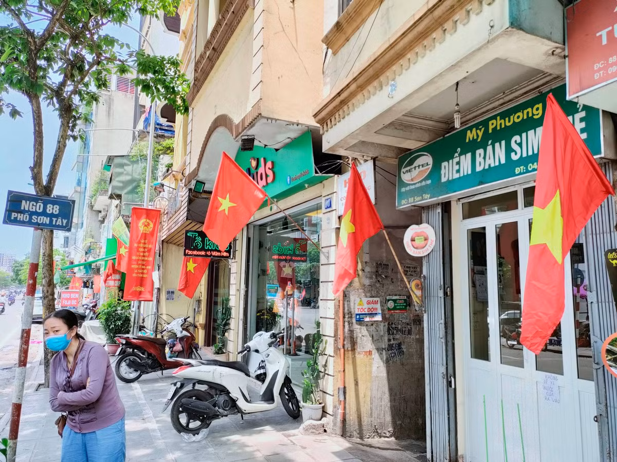Ngày kỷ niệm 46 năm Ngày Giải phóng miền Nam thống nhất đất nước, nhiều con phố của Hà Nội rực rỡ màu Quốc kỳ để chào mừng sự kiện 30/4 và 1/5.