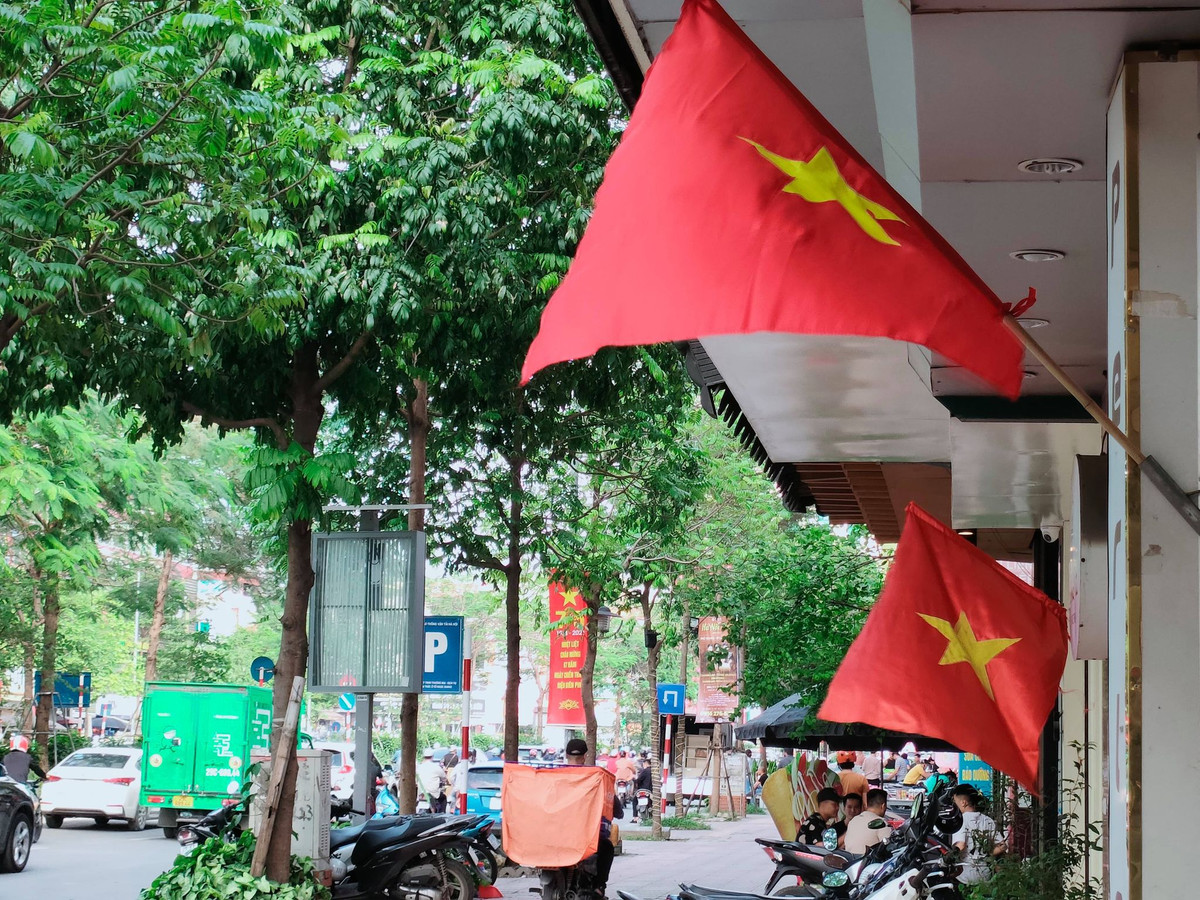 Theo Thông báo số 71/TB - UBND của UBND TP Hà Nội về việc treo cờ Tổ quốc chào mừng các sự kiện chính trị, các ngày lễ, Tết, ngày kỷ niệm, các cơ quan, đơn vị, bệnh viện, trường học và Nhân dân trên địa bàn TP treo cờ Tổ quốc từ ngày 29/4 đến hết ngày 2/5, kỷ niệm 46 năm Ngày Giải phóng miền Nam, thống nhất đất nước (30/4/1975 – 30/4/2021) và 135 năm Ngày Quốc tế lao động 1/5. 