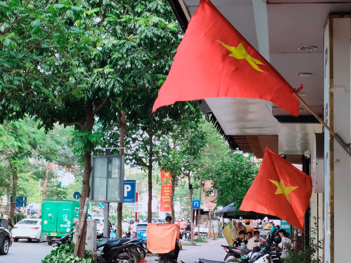 Theo Thông báo số 71/TB - UBND của UBND TP Hà Nội về việc treo cờ Tổ quốc chào mừng các sự kiện chính trị, các ngày lễ, Tết, ngày kỷ niệm, các cơ quan, đơn vị, bệnh viện, trường học và Nhân dân trên địa bàn TP treo cờ Tổ quốc từ ngày 29/4 đến hết ngày 2/5, kỷ niệm 46 năm Ngày Giải phóng miền Nam, thống nhất đất nước (30/4/1975 – 30/4/2021) và 135 năm Ngày Quốc tế lao động 1/5. 