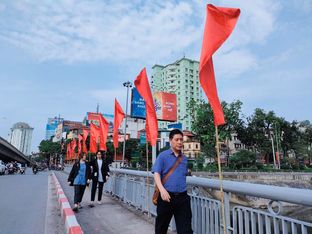 Sắc cờ đỏ, sao vàng tràn ngập từ phố cho đến những con ngõ nhỏ như tô thắm thêm lòng tự hào dân tộc, là minh chứng cho sự vươn mình mạnh mẽ của đất nước sau những năm tháng sống, chiến đấu, hi sinh xương máu để bảo vệ Tổ quốc. 