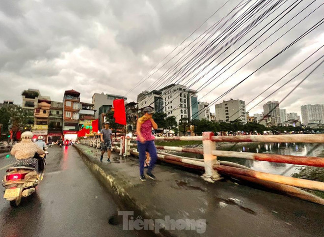 Ha Noi troi toi den ngay dau tuan, xe tac nghet trong mua gio