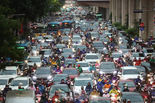 Ha Noi troi toi den ngay dau tuan, xe tac nghet trong mua gio-Hinh-2