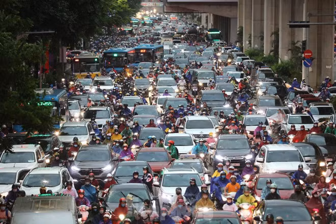 Ha Noi troi toi den ngay dau tuan, xe tac nghet trong mua gio-Hinh-2