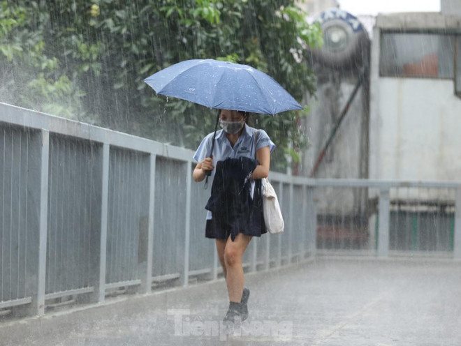 Mưa như trút nước vào sáng nay 26/4. (Ảnh: Tiền Phong)