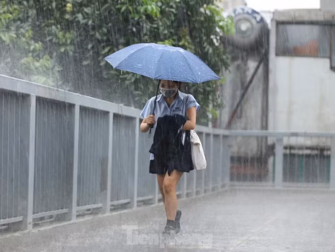 Mưa như trút nước vào sáng nay 26/4. (Ảnh: Tiền Phong)