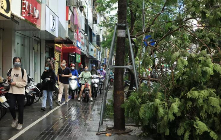 Do tắc đường kéo dài, nhiều phương tiện lao lên vỉa hè tìm đường thoát. (Ảnh: Người Lao Động). 