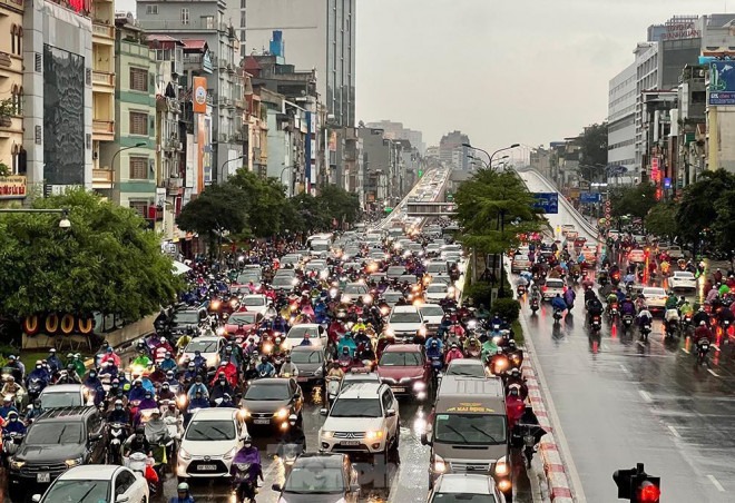 Cảnh ùn tắc kéo dài trên đường Trường Chinh hướng về Ngã Tư Sở đi đường Láng. (Ảnh: Tiền Phong)