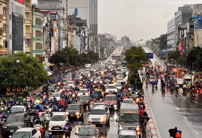 Cảnh ùn tắc kéo dài trên đường Trường Chinh hướng về Ngã Tư Sở đi đường Láng. (Ảnh: Tiền Phong)